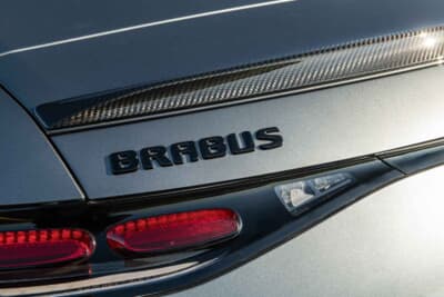 ブラバス 750（AMG GT 63）：ブラックの「BRABUS」エンブレム