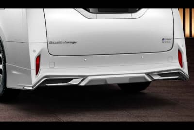 トヨタ アルファード：内側から外側に向かって広がり、サイドまで回り込んだメッキ加飾と、立体感のあるセンター造形を組み合わせる