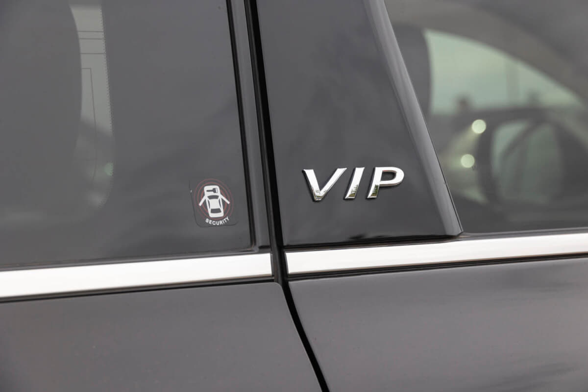 日産 3代目 エルグランド VIP：ボディにキラリと光る「VIP」のエンブレムが、分かる人には分かる通好みの仕様