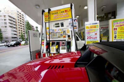 クルマの運転中も衣類とシートの摩擦によって、人間の身体は多かれ少なかれ電気を帯びてしまう