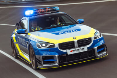 POLICE BMW M2 by AC シュニッツァー：フロントスプリッターだけで60kgのダウンフォースを生み出し、リア・ルーフスポイラーとカーボン・レーシング・リアウイング、そしてガーニーフラップの組み合わせでは80kgのダウンフォースがさらに加わる