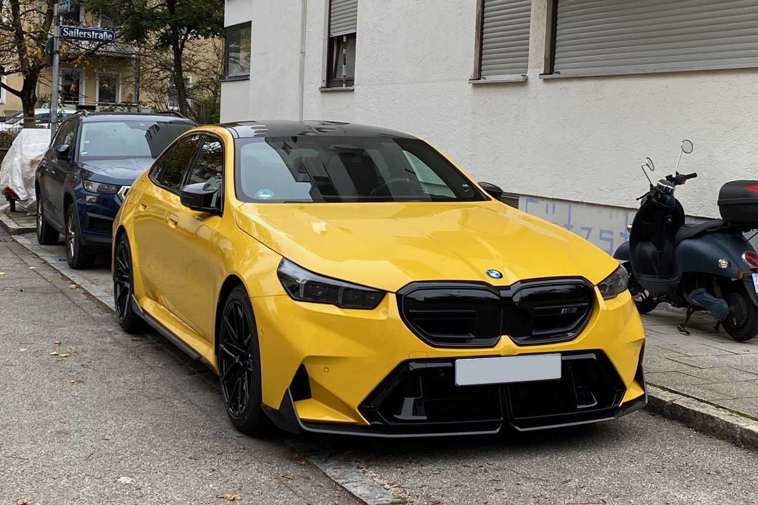 BMW新型「M5」を路上駐車して平気!？ 駐車場不足のミュンヘン