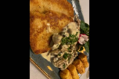 この日の夕食はシュニッツェルのマッシュルームクリームソースがけをチョイス。付け合わせのコロッケが嬉しい