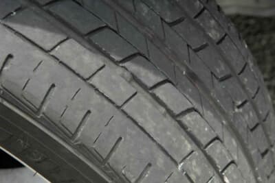 残り溝が4部山＝3mmぐらいになったら、迷わず新品タイヤに交換する