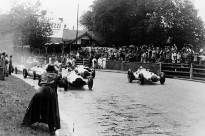 1938年8月21日、ベルン近郊でのスイスGPでメルセデス・ベンツW154は、大雨の中、スタート直後にトップに立ち、3連覇を狙った。勝者はルドルフ・カラッチオラ（右）で、2位はリチャード・B・シーマン、3位はフォン・ブラウヒッチュと独占した