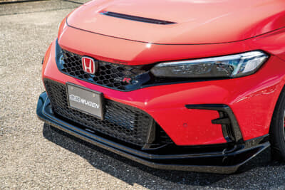 無限 シビック タイプR グループA:前方に大きく張り出した形状の「フロントアンダースポイラー」は、ダウンフォースの獲得に寄与するとともに、車両の存在感をアップ