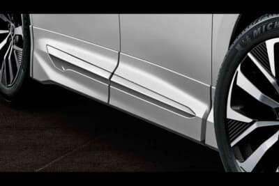 トヨタ アルファード：ボリューム感を持たせたサイドパネルにシャープで伸びやかなメッキパーツをレイアウト