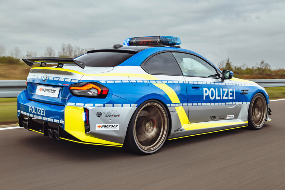 POLICE BMW M2 by AC シュニッツァー：フロントスプリッターだけで60kgのダウンフォースを生み出し、リア・ルーフスポイラーとカーボン・レーシング・リアウイング、そしてガーニーフラップの組み合わせでは80kgのダウンフォースがさらに加わる