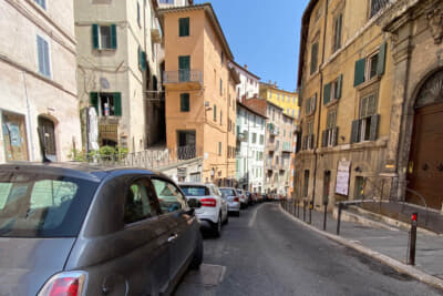 イタリアの市街地でズラッと縦列駐車する光景はよく見られる