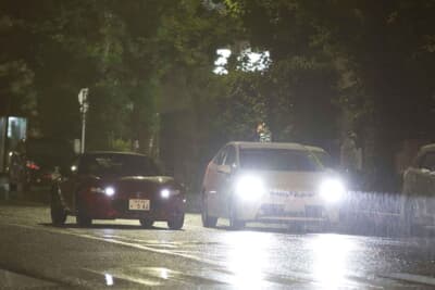 雨や曇りであれば周囲の照度はさらに低くなるので、晴天時より早いタイミングで点灯することを心がけたい