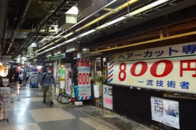 銀座線・浅草駅から直結した地下5番出口を出ると浅草地下商店街が広がる