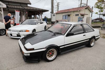 トヨタ 4代目 AE86型 スプリンタートレノと日産 R32型 スカイラインGT-Rといった、走り系ユーザーも参加