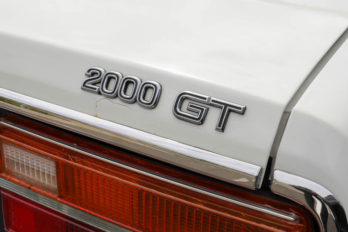 トヨタ コロナ 2000GT：2000GTのエンブレムが輝く