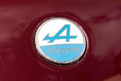 3万2200ポンド（邦貨換算約620万円）で落札されたルノー「アルピーヌV6ターボ」（C）Bonhams