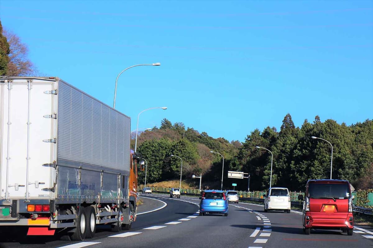 右側の追い越し車線を延々とゆっくり走っているクルマをときどき見かける