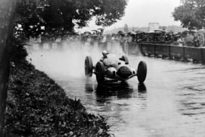 1938年8月21日ベルン近郊でのスイスGPで、W154を駆って大雨の中、トップを走るルドルフ・カラッチオラ