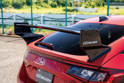 無限 シビック タイプR グループA:「リアウイング」には、走行ステージによって最適な空力性能を発揮する可変式ウイングを採用。翼端板はなんとドライカーボン製で、軽量化にも貢献