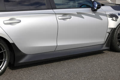 無限 シビック タイプR グループB:カーボン素材を採用したサイドステップは、車体前方がフロントフェンダーまで伸びるなどグループB専用形状を採用