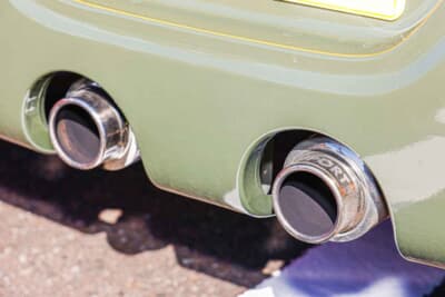 ダイハツ コペン：リアバンパーから顔を覗かせるのは、DスポーツのスポーツマフラーGTバージョン。砲弾型テールの2本出しで見た目の迫力もアップ