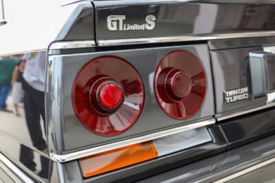 日産 R31型 スカイライン GTリミテッドS：丸テールは歴代スカイラインのアイデンティティである。その上のロゴも500台限定車のみに許された特権