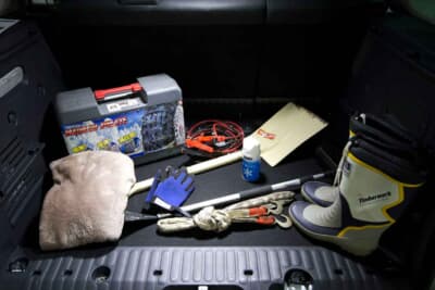 自力で脱出するための雪かき用スコップやスロープ、そして牽引ロープは誰かを助けるときにも役立つ