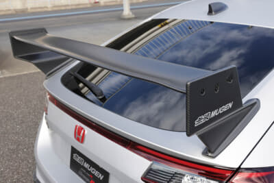 無限 シビック タイプR グループB:リアウイングはベースおよびサイドのステー部分はグループAと共有。取材時の仕様ではメインのウイング部分は同形状だったが、現在さらなる開発が進められているとのことだ