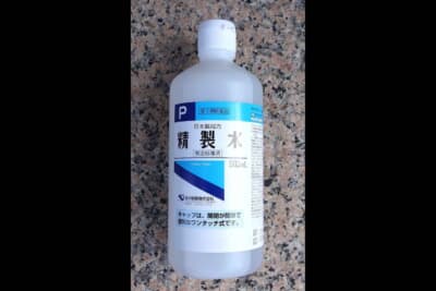 100円程度で売っている「精製水」。内窓をキレイにしてくれる