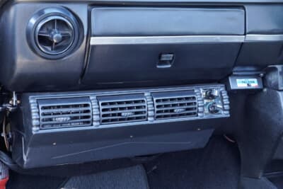 アルファ ロメオ アルフェッタGT1.8：助手席にある吊り下げ型のクーラー。しっかりと効いてくれるそうだ