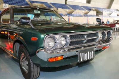 日産 710型 バイオレット：セダンとハードトップでは前後グリルのデザインを変更している