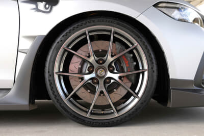 無限 シビック タイプR グループB:タイヤ&ホイールは19インチの鍛造アルミホイール「FR10」を装着。フロントのブレーキはキャリパー&ローターともブレンボ製に交換される