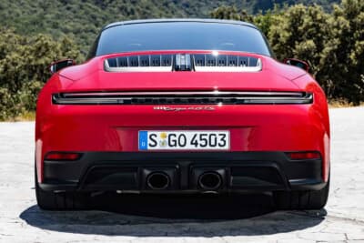 ポルシェ 911 タルガ 4 GTS：エグゾーストパイプはディフューザーと一体化、GTS専用のスポーツエグゾーストシステムが備わる