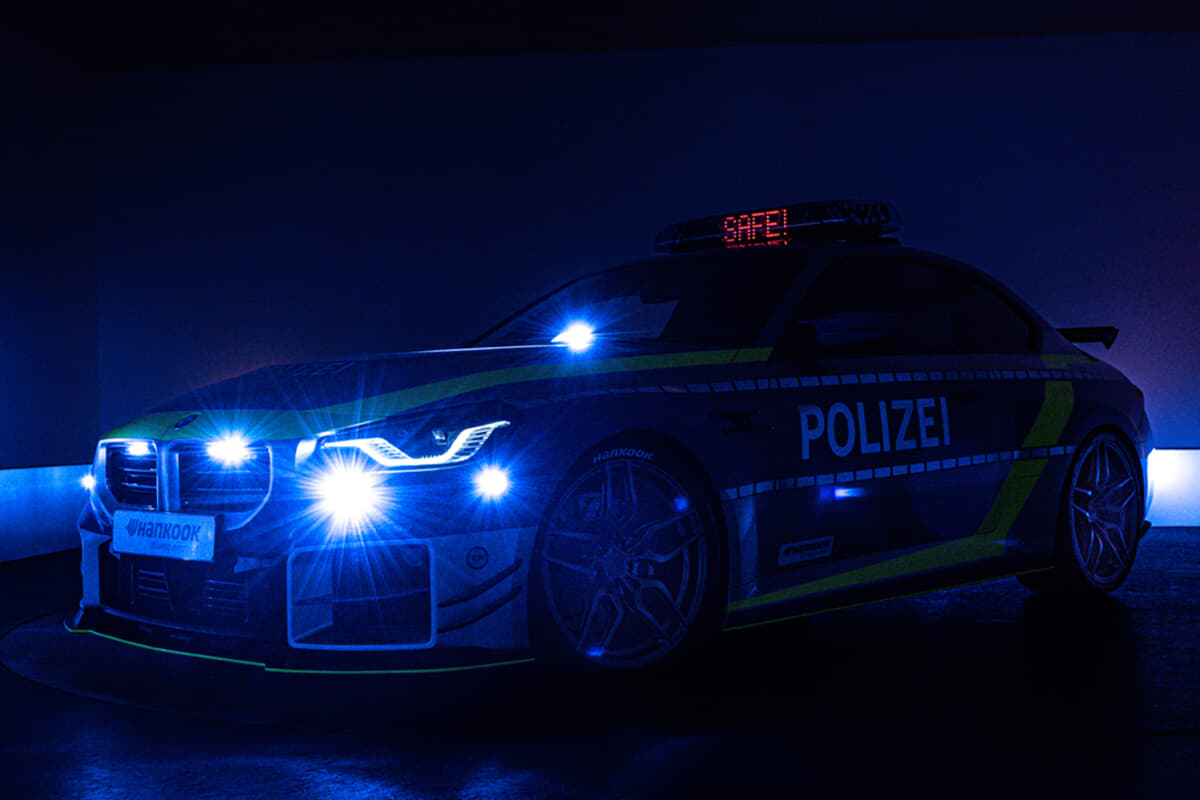 POLICE BMW M2 by AC シュニッツァー：ストロボライトが各所に配置される