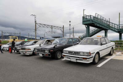 駅舎横の駐車スペースには、1970～1980年代のセダンが並んだ