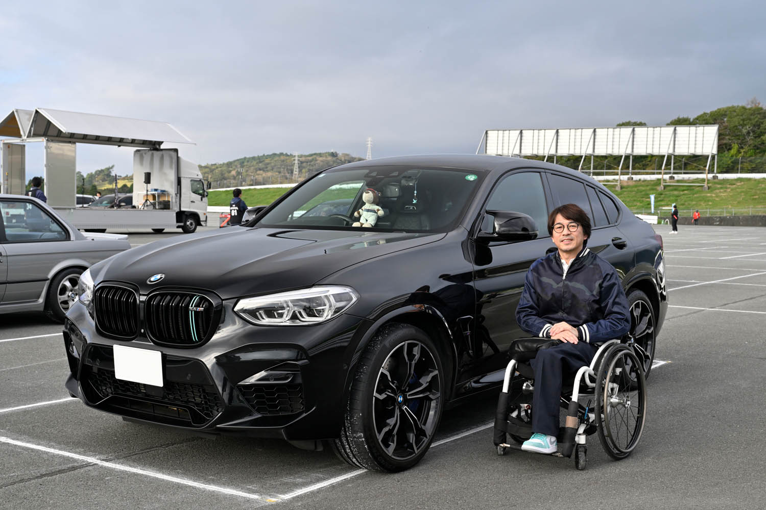ハンドドライブ仕様のBMW「X4 M」を毎日愛用！「車いすユーザーでも 