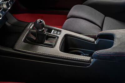 無限 シビック タイプR グループA:インテリアの雰囲気を大きく変えてくれる、カーボンセンターコンソールパネル。素材はなんとドライカーボン製だ