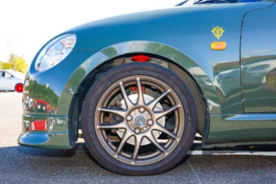 ダイハツ コペン：足まわりはSHOWAのサスキットで、ホイールはワーク エモーション。ブレーキはディクセルのECにスリットローターを組み合わせる