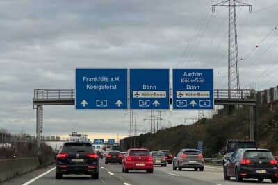 フランクフルト方面へ南下。この路線は特に朝夕はめちゃくちゃ混みます。渋滞を避けてラッシュ前に通過