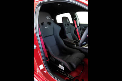 無限 シビック タイプR グループA:RECAROと共同開発されたフルバケットシート「MS-C」。サーキット走行時でも安心できる高いサポート性を誇り、さらに軽量化も実現