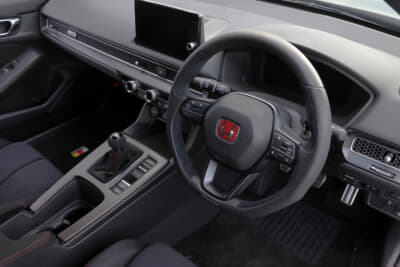 無限 シビック タイプR グループB:スポーツステアリングホイールや、RECARO製フルバケットシートを装着したインテリア。フロアマットやシートベルトなど、ベース車両のFL5ではレッドとなっている部分も含めてグループBはブラックで統一されている