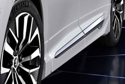 トヨタ ヴェルファイア：ボリューム感を持たせたサイドパネ ルにシャープで伸びやかなメッキパ ーツをレイアウト