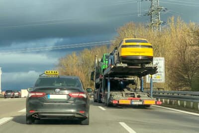 トヨタ カムリのタクシーを発見。右車線の積載車に載っている黄色のフォードのEVカーも気になります