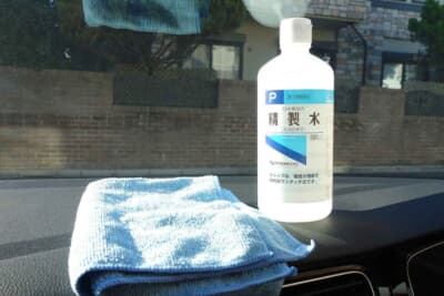 水道水では、かえって拭きムラの原因になる。精製水を使うのがおすすめだ