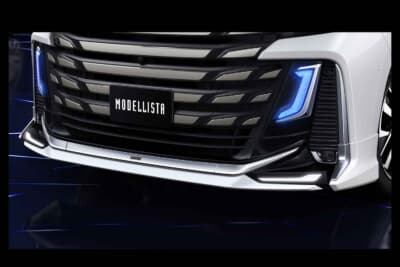 トヨタ ヴェルファイア：センターから左右に伸びるメッキパ ーツとボディ色部分のウイング形状が、ワイド＆ローなスタンスを強調する