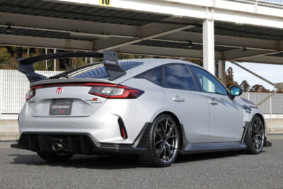 無限 シビック タイプR グループB:リアまわりでは「カーボンリアバンパーディフューザー」や「カーボンリアウイング」を装着。排気系はグループAと同様にセンター1本出しとなっているが、メイン素材をチタン製とすることで圧倒的な軽量化を実現している