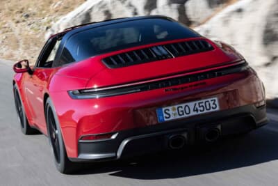 ポルシェ 911 タルガ 4 GTS：GTSは公道走行可能な911として初のハイブリッドシステム「T-ハイブリッド」が採用された