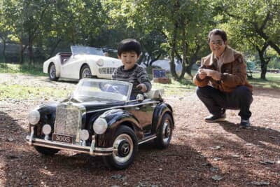 素敵なオープンカーの愛車で場内をドライブ。じつは運転手だけでなくラジコンでも操作できるという