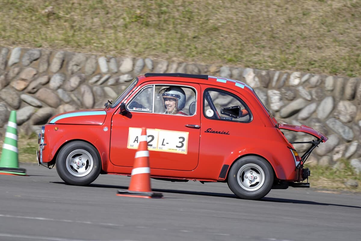 フィアット・ジャンニーニ 590GT コルサ：終始笑顔でドライブする“みっちゃん”さん。楽しさが伝わってくる