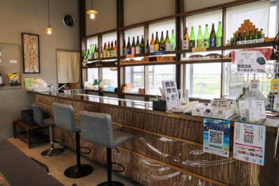 駅舎に隣接されたHAMA BAR。ここで地元の酒蔵が造り出した日本酒を堪能できる