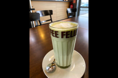 最近ドイツでも抹茶ラテが飲めるお店が増えましたがあまり美味しくはないのです。サービスエリアの休憩中にオーダーして大失敗