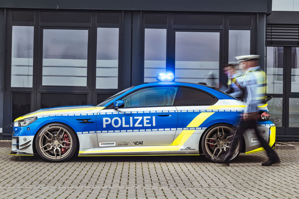 POLICE BMW M2 by AC シュニッツァー：独自のエアロパーツを装着